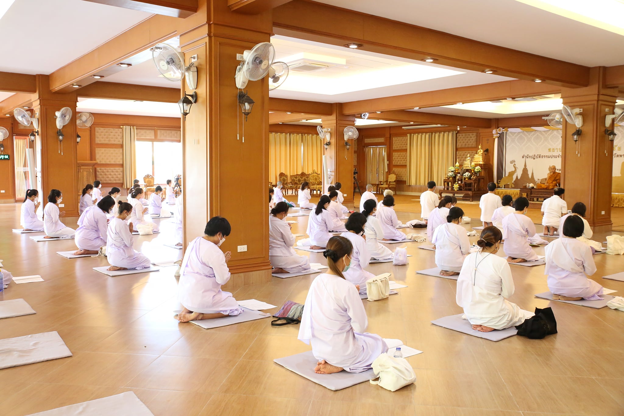 บรรยากาศคอร์สปฏิบัติธรรมทั่วไปในศาลาปฏิบัติธรรม