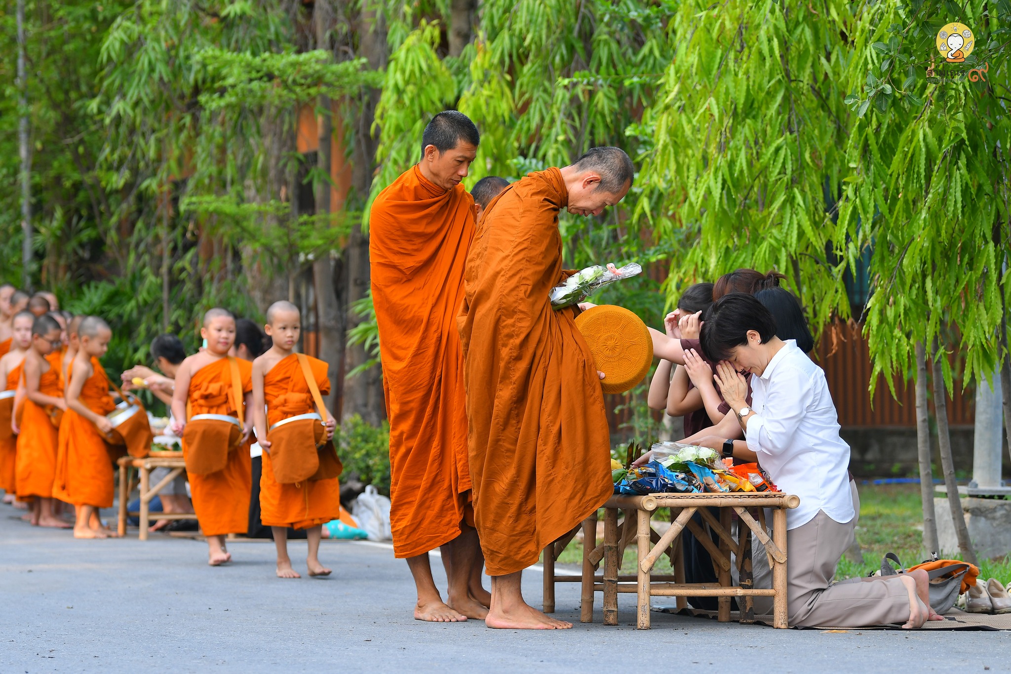 พระสงฆ์เดินนำเจริญจิตภาวนารอบโบราณสถาน