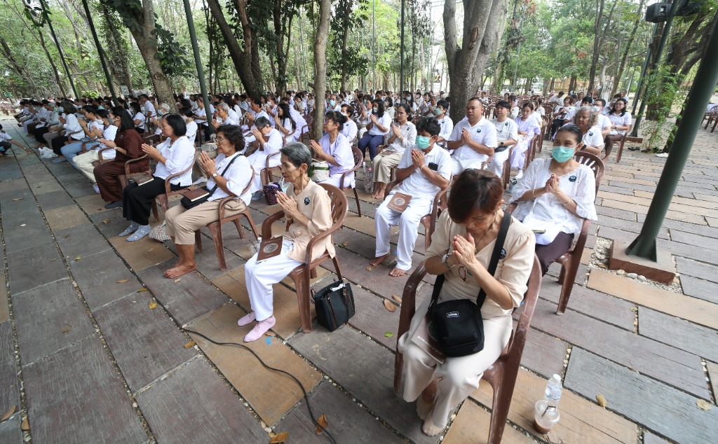 ผู้ปฏิบัติธรรมทุกเพศทุกวัยร่วมเจริญสติปัญญาอย่างสงบเรียบร้อย