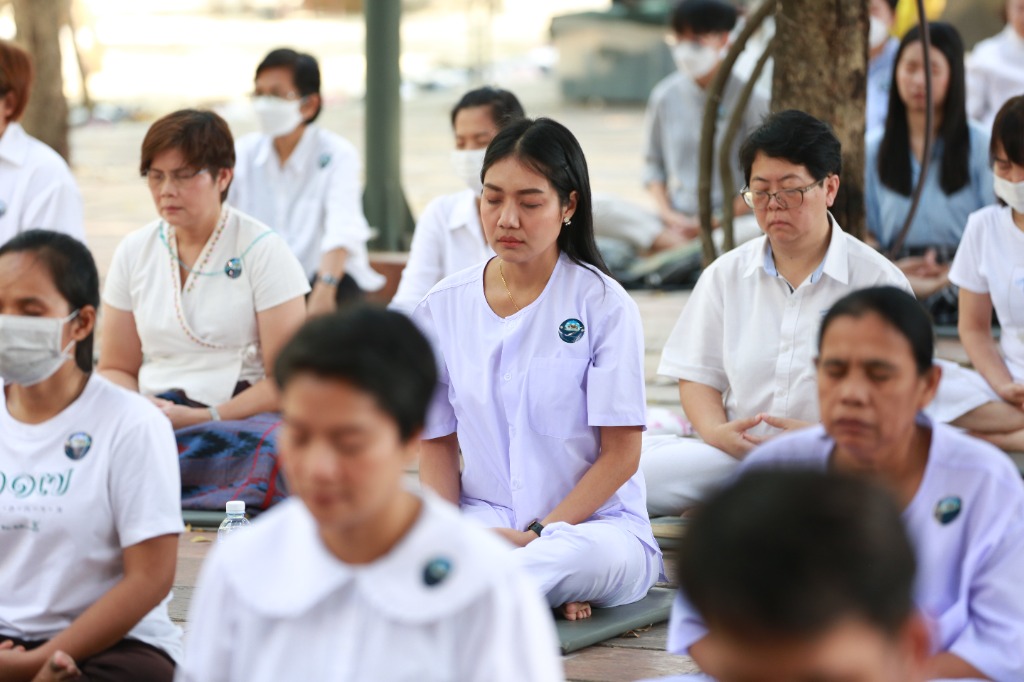 จิตอาสาและธรรมอาสาจัดเตรียมและตักบริการภัตตาหารโรงทานฟรี