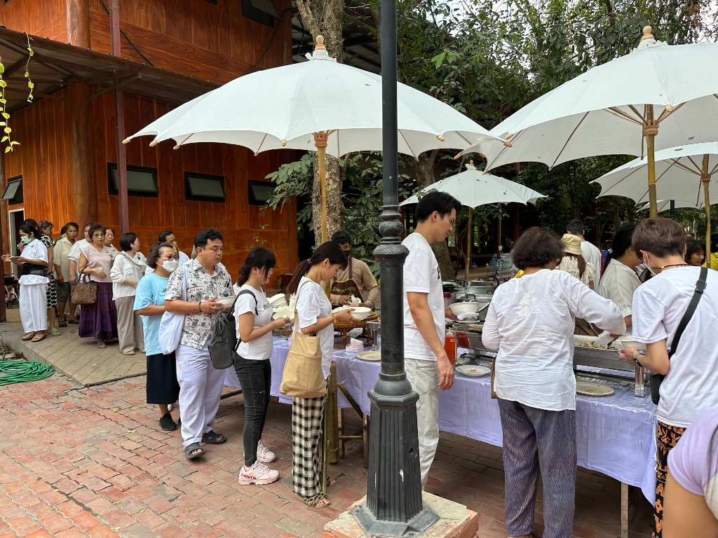 จิตอาสาร่วมใจบริการปรุงภัตตาหารปรุงสุกใหม่แจกผู้ปฏิบัติธรรม
