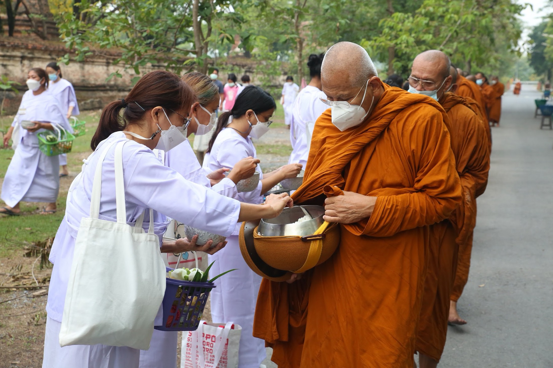 ผู้ปฏิบัติธรรมตักบาตรพระสงฆ์