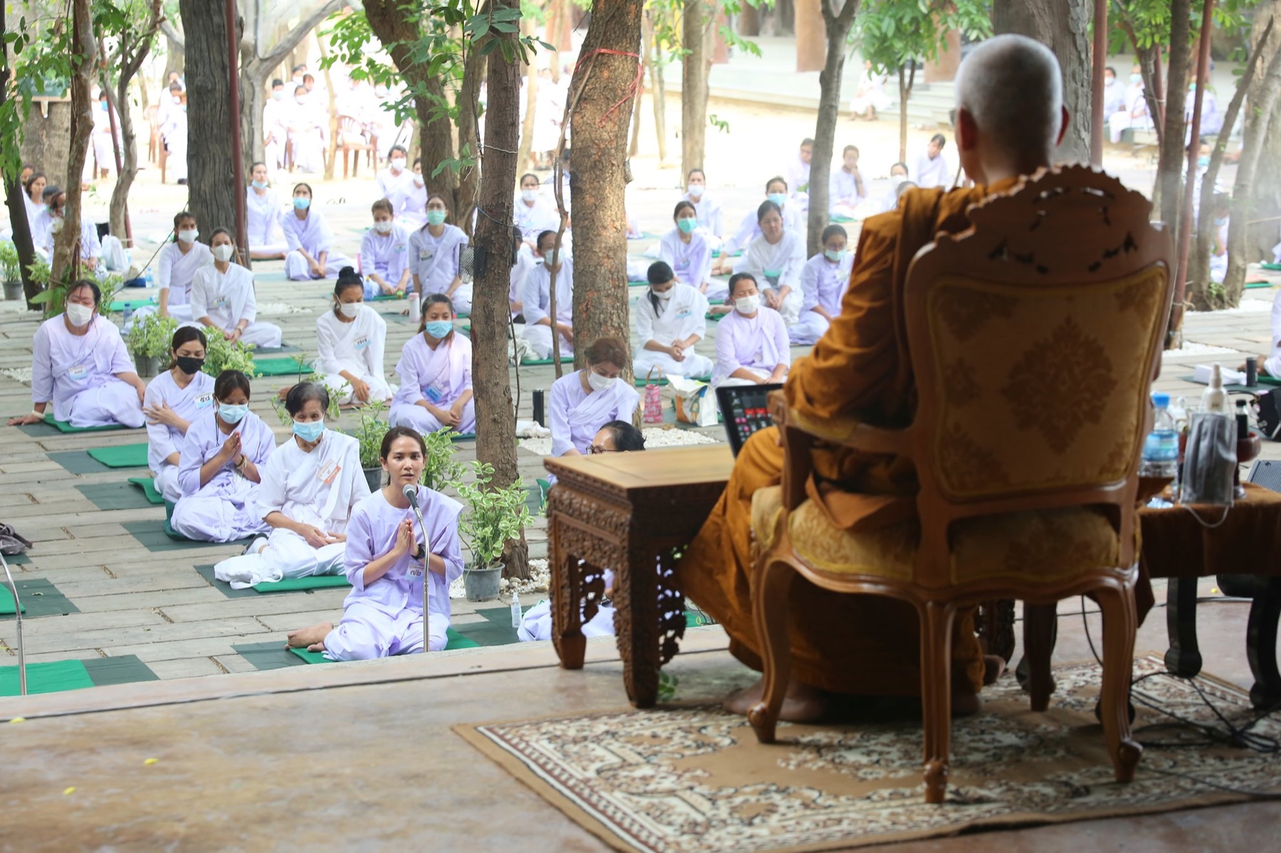 ผู้ปฏิบัติธรรมนั่งฟังธรรมต่อหน้าพระวิปัสสนาจารย์