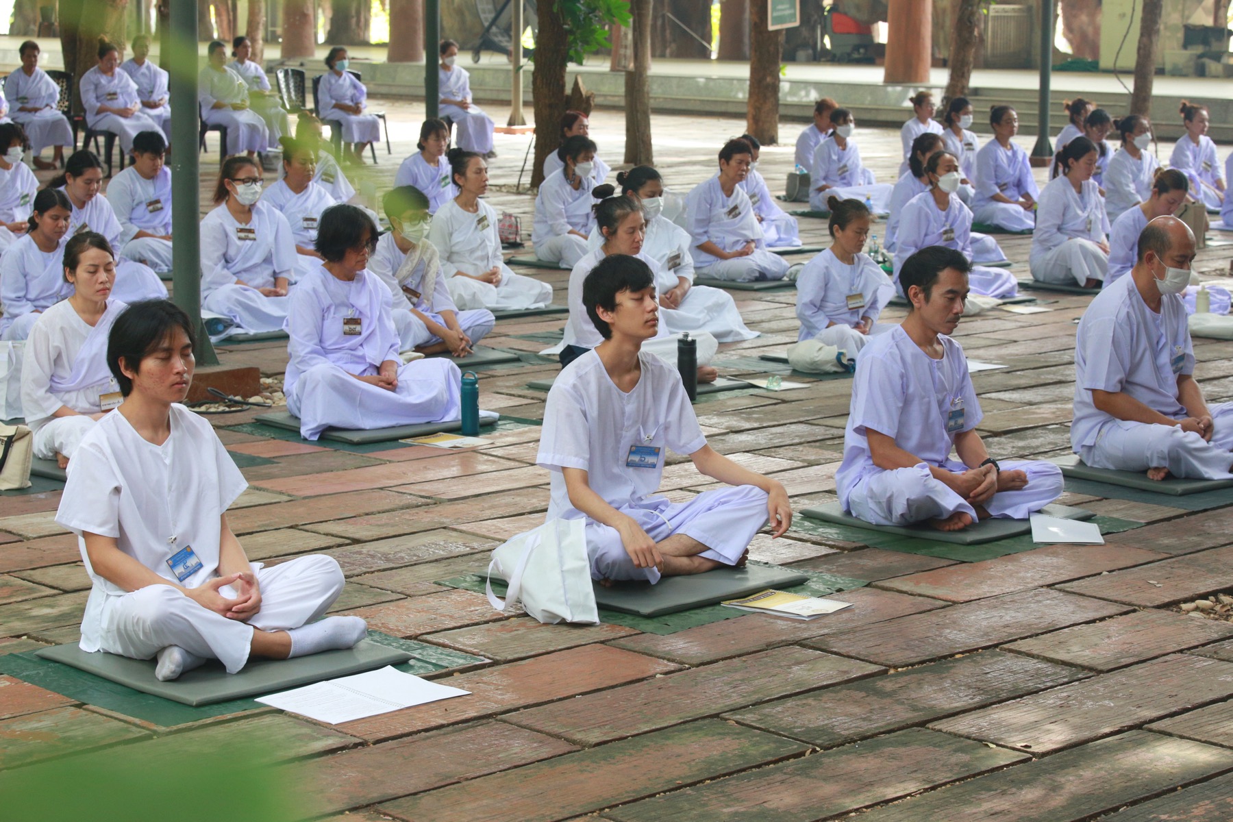 ผู้ปฏิบัติธรรมนั่งสมาธิในลานธรรม