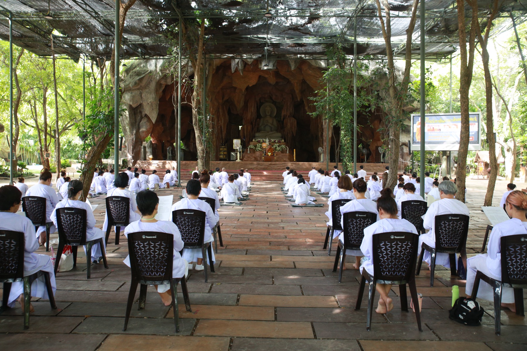 ผู้ปฏิบัติธรรมรวมตัวในลานปฏิบัติ