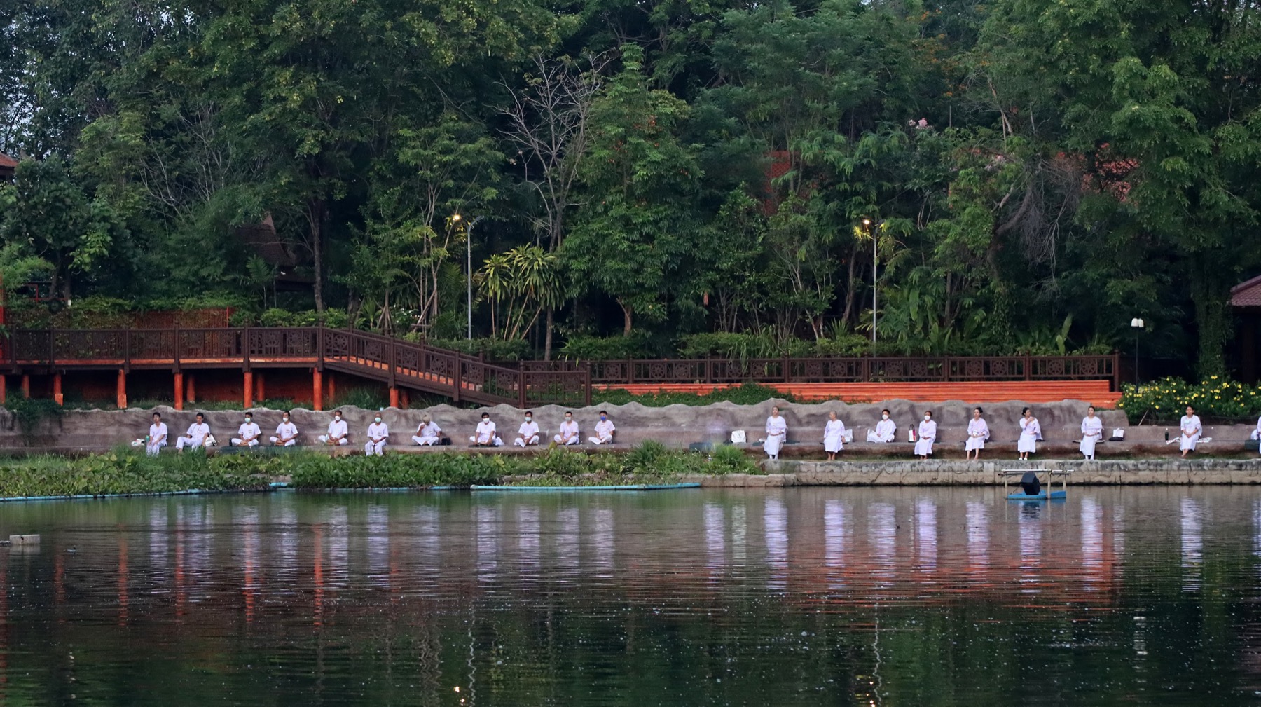 ผู้ปฏิบัติธรรมนั่งภาวนารอบสระมุจสินท์
