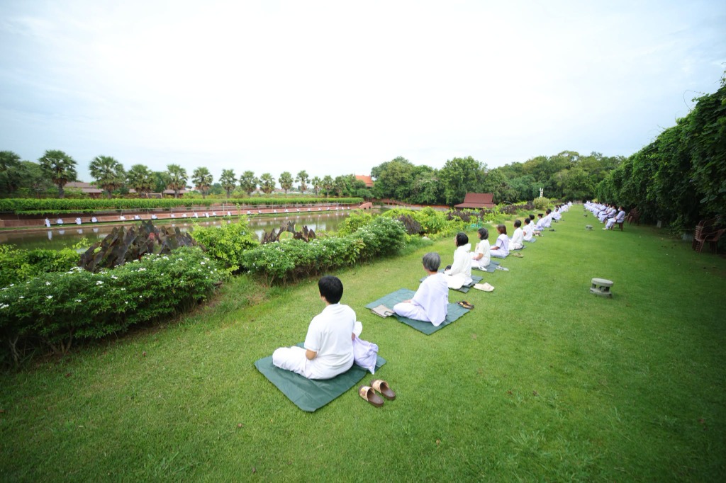 พระวิปัสสนาจารย์แสดงธรรมในศาลาปฏิบัติธรรม