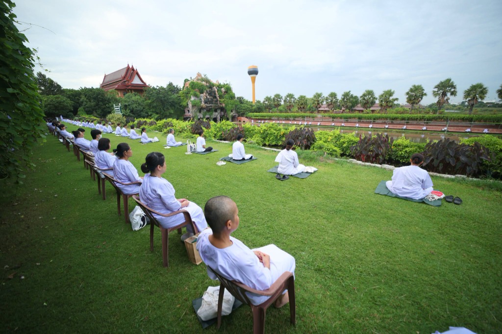 ผู้ปฏิบัติธรรมเดินจงกรมอย่างมีสติรอบพระอุโบสถ