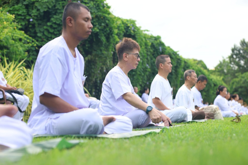 ผู้ปฏิบัติธรรมยืนภาวนาสำรวมจิตท่ามกลางธรรมชาติ