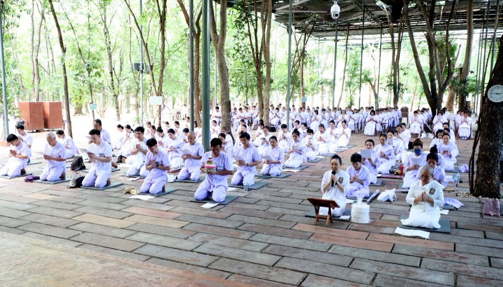 ผู้ปฏิบัติธรรมร่วมเจริญจิตตภาวนาต่อหน้าพระพุทธปฏิมา