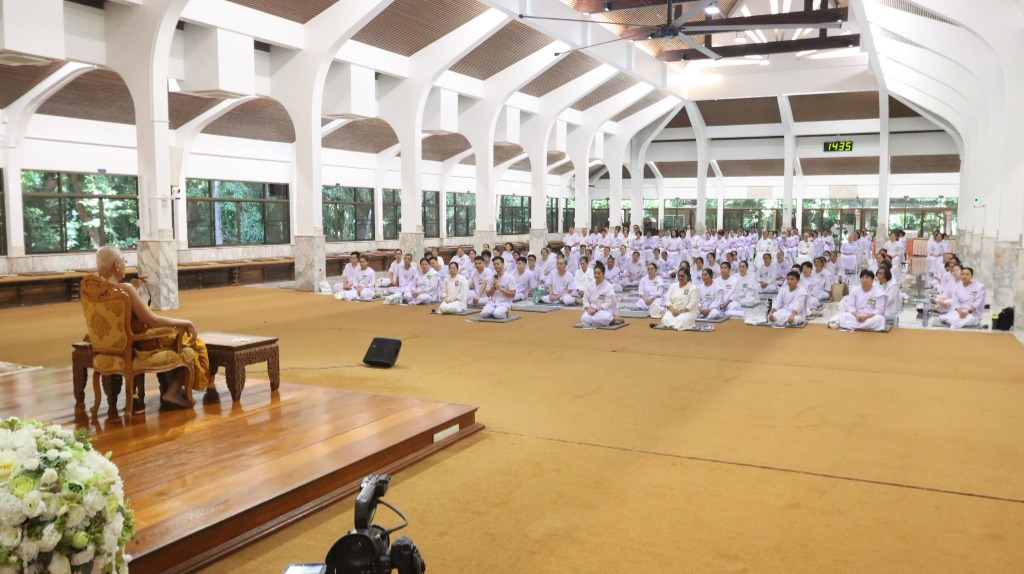 พระวิปัสสนาจารย์เทศนาธรรมในศาลาปฏิบัติธรรมท่ามกลางป่าโปร่ง