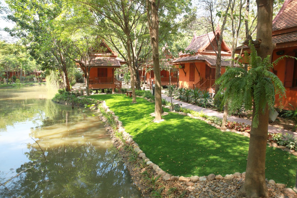 กุฏิที่พักท่ามกลางธรรมชาติริมสระน้ำวัดมเหยงคณ์