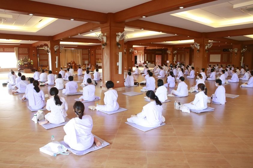 ผู้ปฏิบัติธรรมเจริญวิปัสสนากรรมฐานรวมในหออบรม