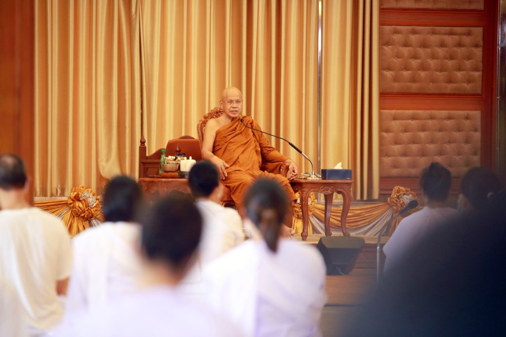 พระวิปัสสนาจารย์แสดงธรรมเทศนาชี้แนะการปฏิบัติ