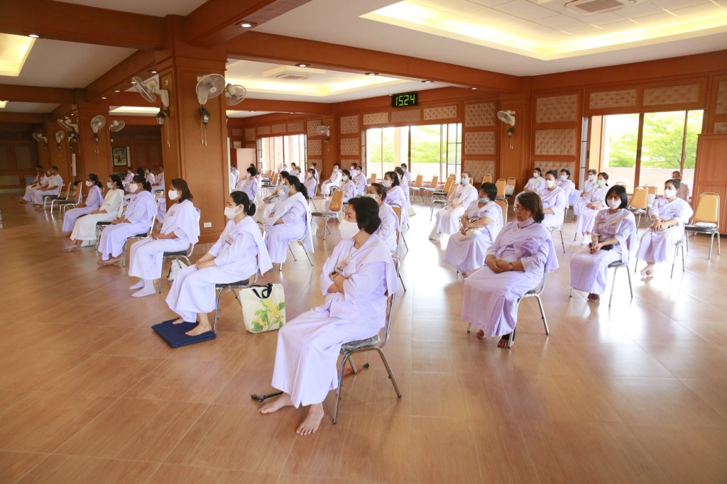 ผู้ปฏิบัติธรรมนั่งฟังบรรยายธรรมอย่างสงบเสงี่ยม