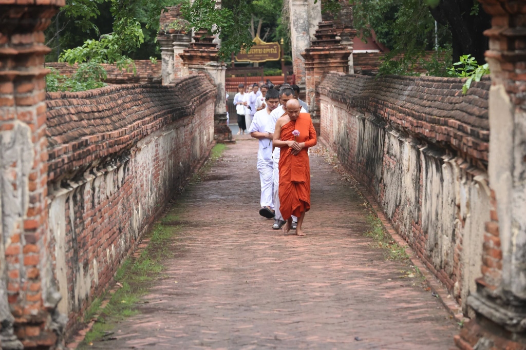 พระอาจารย์นำคณะผู้ปฏิบัติธรรมเดินจงกรมบนสะพานอิฐโบราณสถาน