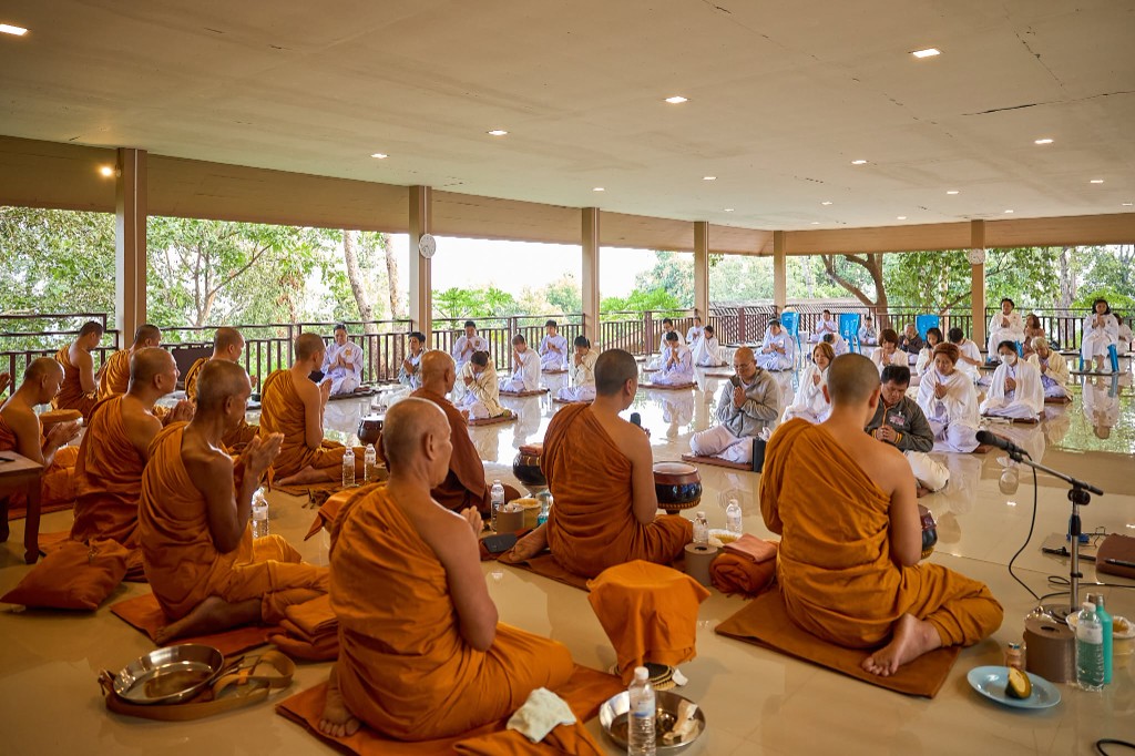 พระสงฆ์และโยมนั่งสมาธิในศาลาสาขาพะเยา