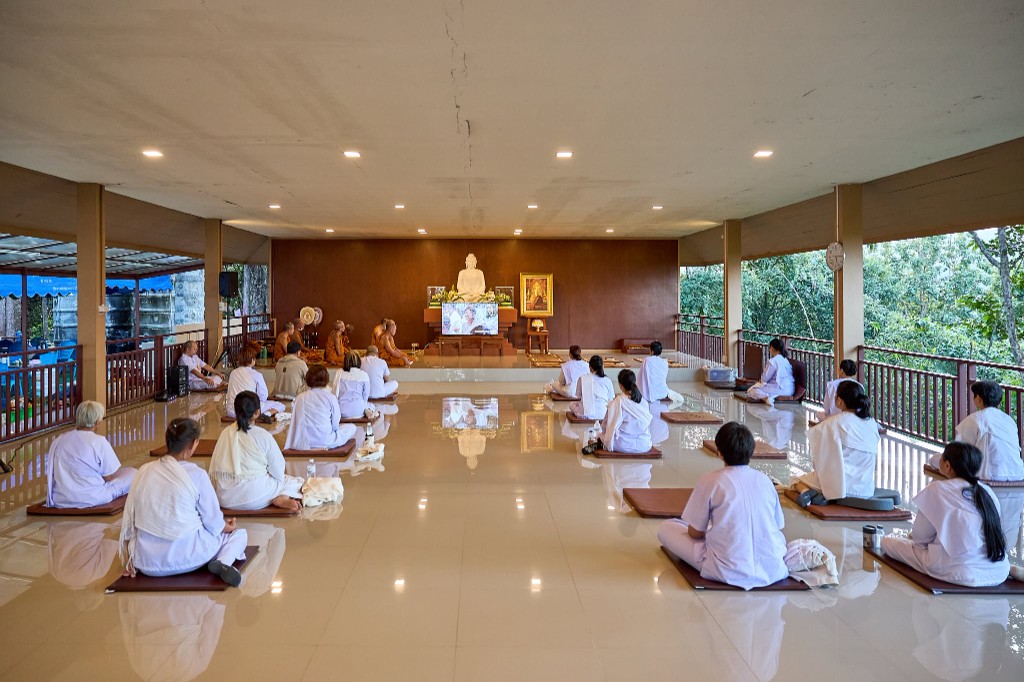 ผู้ปฏิบัติธรรมนั่งสมาธิหันหน้าสู่พระพุทธรูปที่สาขาพะเยา
