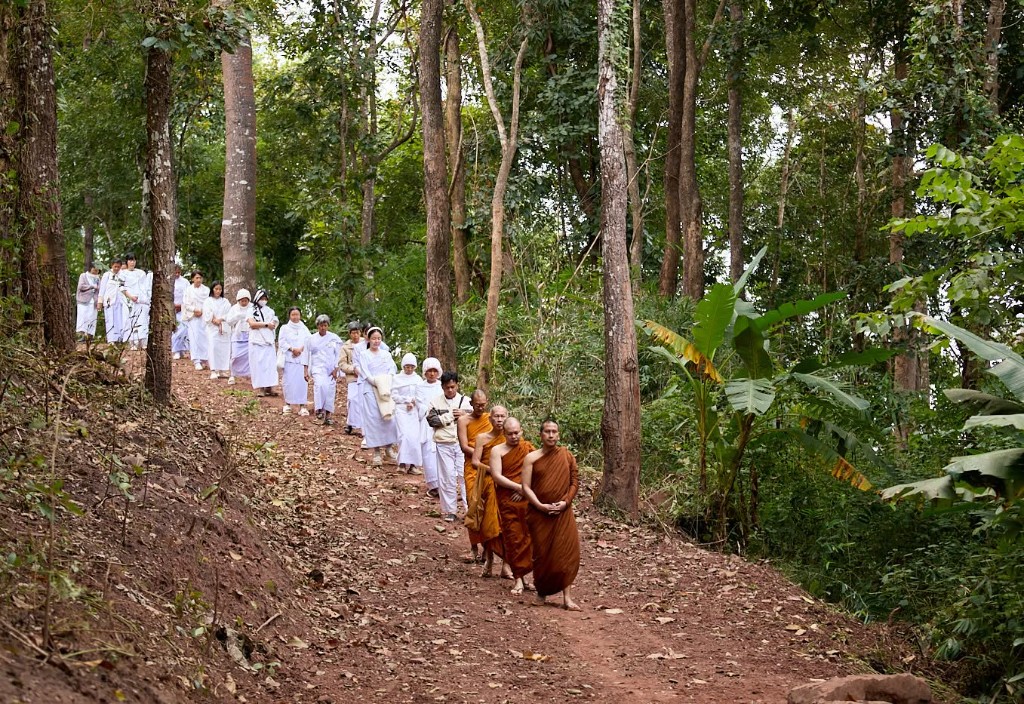 พระสงฆ์และโยมเดินจงกรมในป่าที่สาขาพะเยา