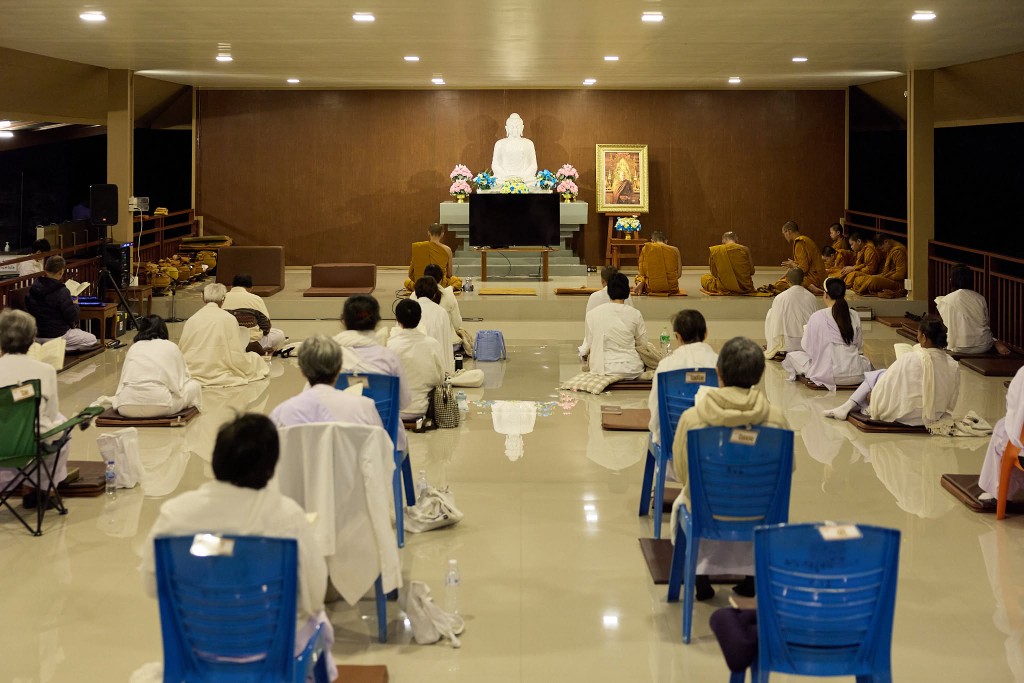 ผู้ปฏิบัติธรรมนั่งสมาธิในศาลาช่วงค่ำที่สาขาพะเยา